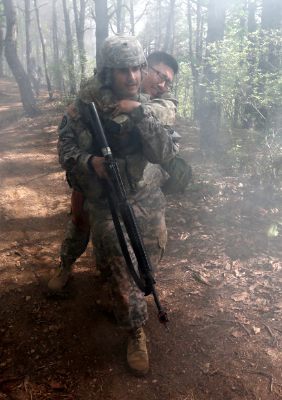 실전상황 못지않게…미2사단 전문의무병 선발시험