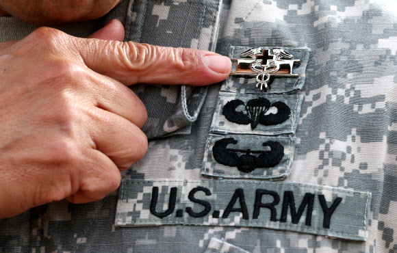 30일 경기도 파주시 워리어 베이스에서 열린 미2사단 전문의무병 선발시험에서 장병이 전문의무병 휘장을 손으로 가리키고 있다.  연합뉴스