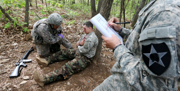 30일 경기도 파주시 워리어 베이스에서 열린 미2사단 전문의무병 선발시험에서 장병이 전장 응급조치를 시연하고 있다.  연합뉴스