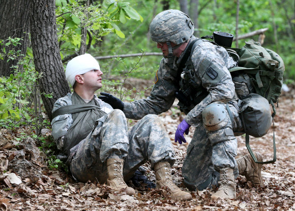 30일 경기도 파주시 워리어 베이스에서 열린 미2사단 전문의무병 선발시험에서 장병이 부상병을 안정시키고 있다. 연합뉴스