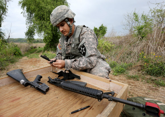 30일 경기도 파주시 워리어 베이스에서 열린 미2사단 전문의무병 선발시험에서 장병이 총기 분해 및 조립을 하고 있다.  연합뉴스