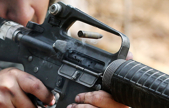 30일 경기도 파주시 워리어 베이스에서 열린 미2사단 전문의무병 선발시험에서 장병이 소총 사격을 하고 있다. 연합뉴스