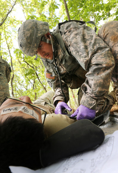 30일 경기도 파주시 워리어 베이스에서 열린 미2사단 전문의무병 선발시험에서 장병이 전장 응급조치를 시연하고 있다.  연합뉴스