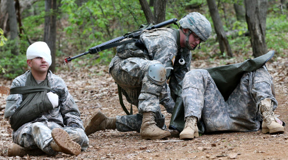 30일 경기도 파주시 워리어 베이스에서 열린 미2사단 전문의무병 선발시험에서 장병이 부상병 후송을 테스트 받고 있다.  연합뉴스