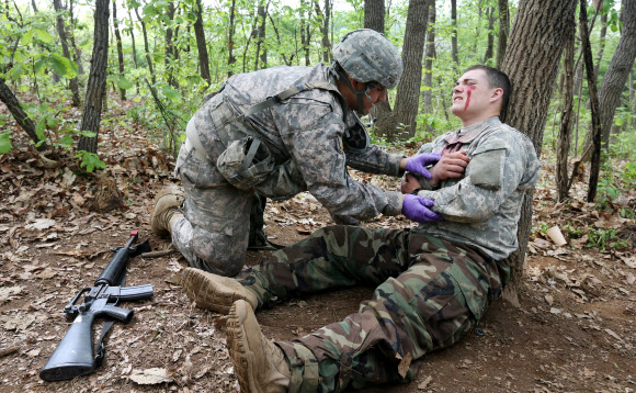 30일 경기도 파주시 워리어 베이스에서 열린 미2사단 전문의무병 선발시험에서 장병이 전장 응급조치를 시연하고 있다. 연합뉴스