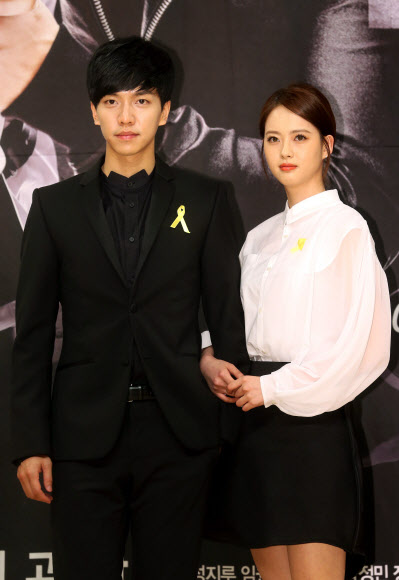 배우 이승기와 고아라가 30일 오후 서울 양천구 목동 SBS 사옥에서 열린 SBS 드라마스페셜 ’너희들은 포위됐다’ 제작발표회에서 포즈를 취하고 있다.  연합뉴스