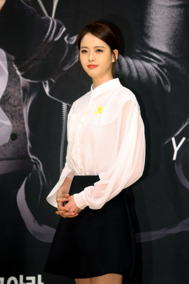 배우 고아라가 30일 오후 서울 양천구 목동 SBS 사옥에서 열린 SBS 드라마스페셜 ’너희들은 포위됐다’ 제작발표회에서 포즈를 취하고 있다.  연합뉴스