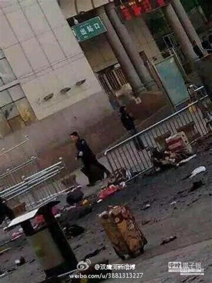 30일 중국 신장웨이우얼자치구의 우루무치 기차역에서 발생한 폭발 사고 현장에 피 묻은 가방 등이 흩어져 있다. 중국시보 홈페이지 캡처