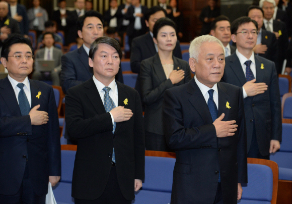 김한길(앞줄 오른쪽), 안철수(앞줄 가운데) 새정치민주연합 공동대표가 1일 국회에서 열린 의원총회에서 기초연금법 처리 문제 논의에 앞서 국기에 대한 경례를 하고 있다.  이호정 기자 hojeong@seoul.co.kr