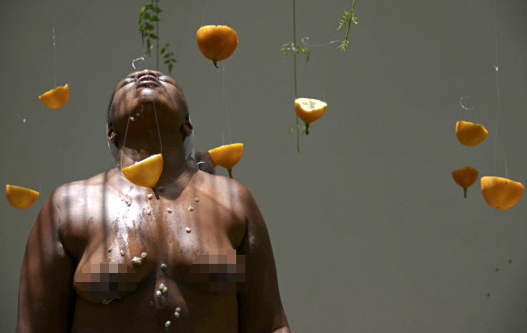 29일(현지시간) 콜롬비아 안티오키아 메델린 라이프 파크에서 열린  ‘카쿠아 신체 표현 박람회(Kakua body representations exposition)’에서 안티오키아 대학의 예술가 집단 ‘몸이 말하다(The Body Speaks)’ 소속 단원들이 퍼포먼스를 펼치고 있다. ⓒ AFPBBNews=News1