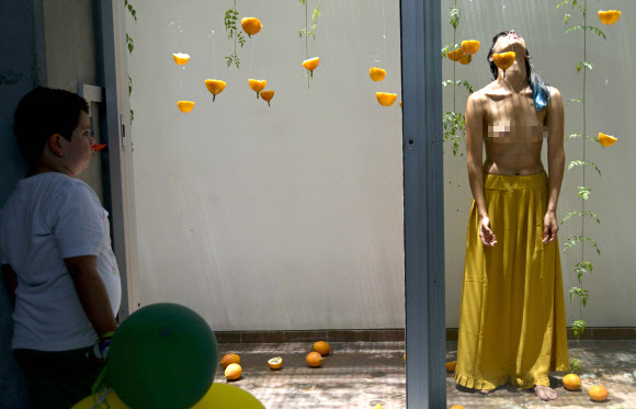 29일(현지시간) 콜롬비아 안티오키아 메델린 라이프 파크에서 열린  ‘카쿠아 신체 표현 박람회(Kakua body representations exposition)’에서 안티오키아 대학의 예술가 집단 ‘몸이 말하다(The Body Speaks)’ 소속 단원들이 퍼포먼스를 펼치고 있다. ⓒ AFPBBNews=News1