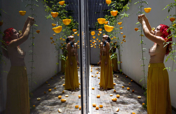 29일(현지시간) 콜롬비아 안티오키아 메델린 라이프 파크에서 열린  ‘카쿠아 신체 표현 박람회(Kakua body representations exposition)’에서 안티오키아 대학의 예술가 집단 ‘몸이 말하다(The Body Speaks)’ 소속 단원들이 퍼포먼스를 펼치고 있다. ⓒ AFPBBNews=News1