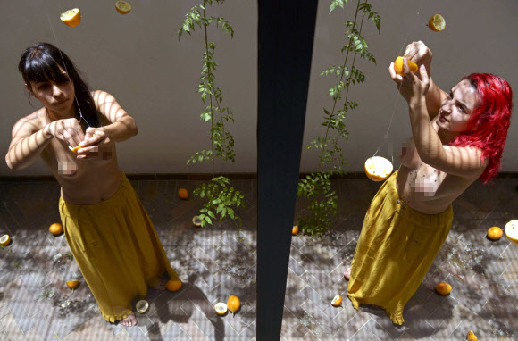 29일(현지시간) 콜롬비아 안티오키아 메델린 라이프 파크에서 열린  ‘카쿠아 신체 표현 박람회(Kakua body representations exposition)’에서 안티오키아 대학의 예술가 집단 ‘몸이 말하다(The Body Speaks)’ 소속 단원들이 퍼포먼스를 펼치고 있다. ⓒ AFPBBNews=News1