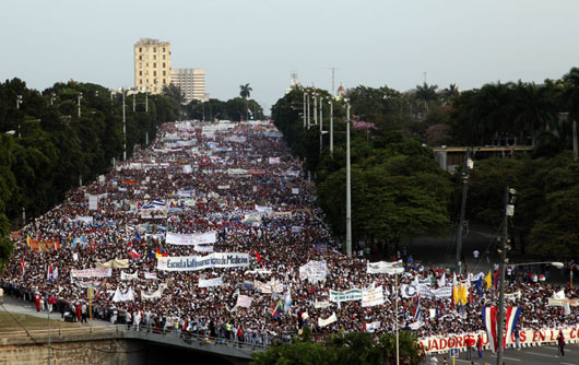 쿠바 아바나에서 1일(현지시간) 노동절을 맞아 수만 명이 혁명광장으로 행진하고 있다. 아바나=AP/뉴시스