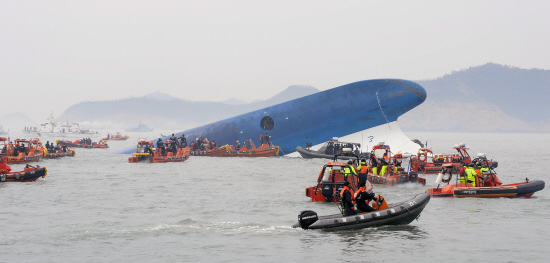 16일 오전 전남 진도군 조도면 병풍도 북쪽 20km 해상에서 인천을 출발해 제주로 가던 6825t급 청해진 소속 여객선 세월호가 침몰해 해경이 구조작업을 벌이고 있다.