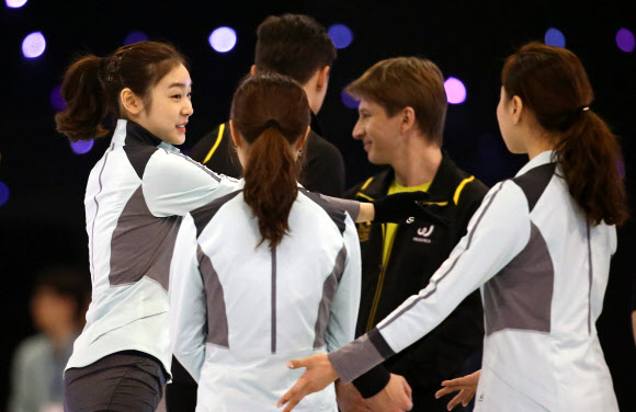 2일 오후 서울 송파구 올림픽공원 체조경기장에서 열린 ’삼성 갤럭시★스마트에어컨 올댓스케이트 2014’ 공개연습에서 김연아가 박소연, 김해진과 이야기를 하고 있다. 연합뉴스