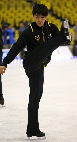 2일 오후 서울 송파구 올림픽공원 체조경기장에서 열린 ’삼성 갤럭시★스마트에어컨 올댓스케이트 2014’ 공개연습에서 김진서가 안무 연습을 하고 있다.  연합뉴스