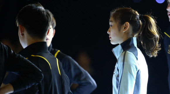 2일 오후 서울 송파구 올림픽공원 체조경기장에서 열린 ’삼성 갤럭시★스마트에어컨 올댓스케이트 2014’ 기자회견에서 김연아가 안무 설명을 듣고 있다.  연합뉴스