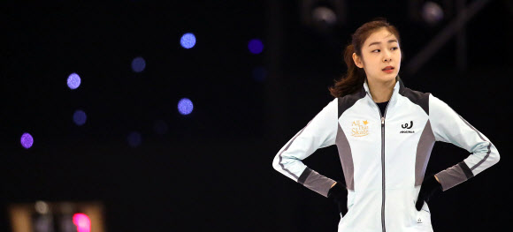 2일 오후 서울 송파구 올림픽공원 체조경기장에서 열린 ’삼성 갤럭시★스마트에어컨 올댓스케이트 2014’ 공개연습에서 김연아가 안무연습을 하다 잠시 숨을 고르고 있다.  연합뉴스