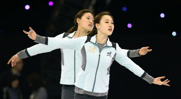 2일 오후 서울 송파구 올림픽공원 체조경기장에서 열린 ’삼성 갤럭시★스마트에어컨 올댓스케이트 2014’ 공개연습에서 박소연(오른쪽), 김해진이 ’렛잇고’ 음악에 맞춰 안무연습을 하고 있다.  연합뉴스