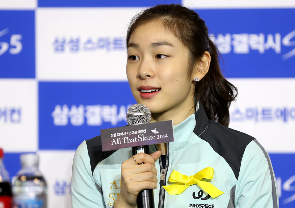김연아가 2일 오후 서울 송파구 올림픽공원 체조경기장에서 열린 ’삼성 갤럭시★스마트에어컨 올댓스케이트 2014’ 기자회견에서 아이스쇼 참가 소감을 밝히고 있다.  연합뉴스