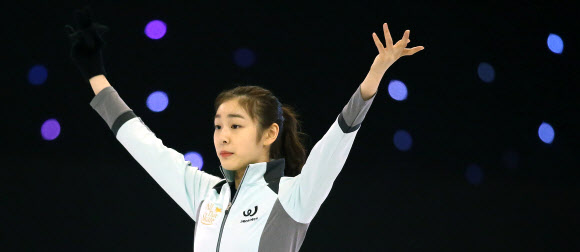 2일 오후 서울 송파구 올림픽공원 체조경기장에서 열린 ’삼성 갤럭시★스마트에어컨 올댓스케이트 2014’ 공개연습에서 김연아가 안무 연습을 하고 있다.  연합뉴스