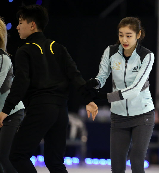 2일 오후 서울 송파구 올림픽공원 체조경기장에서 열린 ’삼성 갤럭시★스마트에어컨 올댓스케이트 2014’ 공개연습에서 김연아가 안무 연습을 하던 중 데니스 텐과의 충돌을 피하고 있다.  연합뉴스