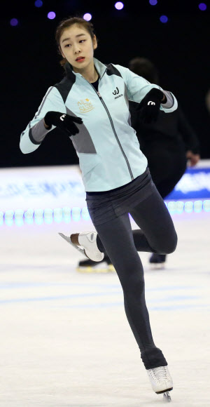 2일 오후 서울 송파구 올림픽공원 체조경기장에서 열린 ’삼성 갤럭시★스마트에어컨 올댓스케이트 2014’ 공개연습에서 김연아가 안무 연습을 하고 있다. 연합뉴스