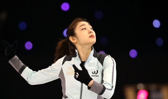 2일 오후 서울 송파구 올림픽공원 체조경기장에서 열린 ’삼성 갤럭시★스마트에어컨 올댓스케이트 2014’ 공개연습에서 김연아가 ’렛잇고’ 음악에 맞춰 안무연습을 하고 있다.  연합뉴스