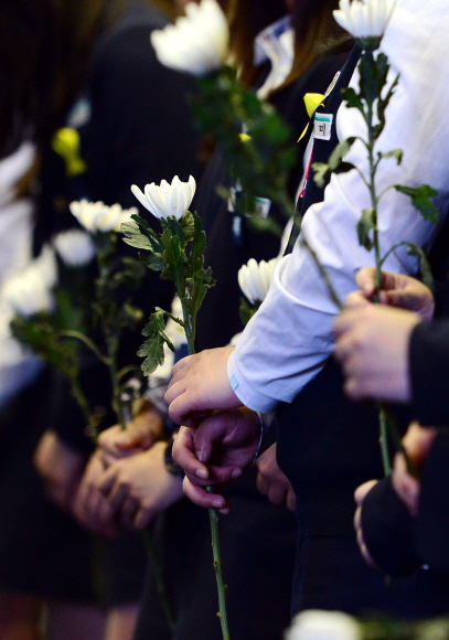 2일 오후 경기도 안산 화랑유원지에 마련된 세월호 사고 희생자 정부 합동 분향소를 찾은 학생들이 손에 국화꽃을 들고 있다.  사진공동취재단