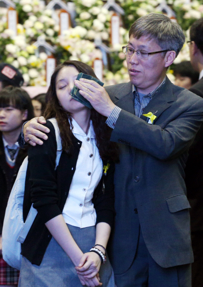 2일 오후 경기도 안산 화랑유원지에 마련된 세월호 사고 희생자 정부 합동분향소에서 한 아버지가 손수건으로 딸의 눈물을 닦아주고 있다.  사진공동취재단