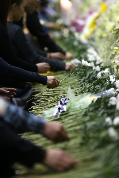세월호 침몰 사고 20일째이자 어린이날인 5일 오전 경기도 안산시 단원구 초지동 화랑유원지 내 정부 공식 합동분향소에 오전부터 많은 시민들이 찾아와 희생자들의 안식을 기원하고 있다.연합뉴스