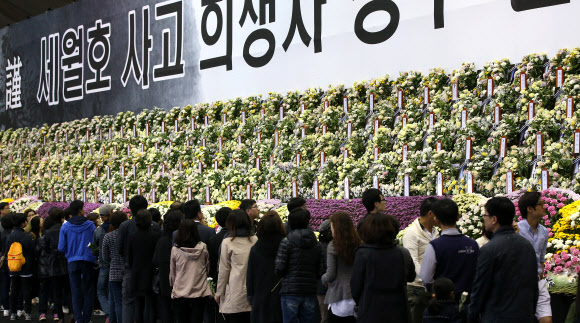 세월호 침몰 사고 20일째이자 어린이날인 5일 오전 경기도 안산시 단원구 초지동 화랑유원지 내 정부 공식 합동분향소에 오전부터 많은 시민들이 찾아와 희생자들의 안식을 기원하고 있다.연합뉴스