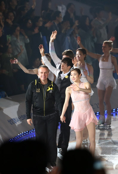 인사하는 참가자들