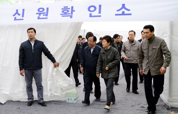 박 대통령, 팽목항 신원확인소 방문