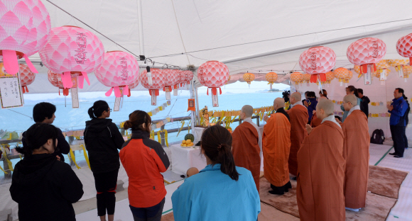 6일 오전 전남 진도군 임회면 팽목항에서 대한불교 조계종 주최로 부처님 오신날 봉축 법요식이 열리고 있다. 진도 박윤슬기자 seul@seoul.co.kr