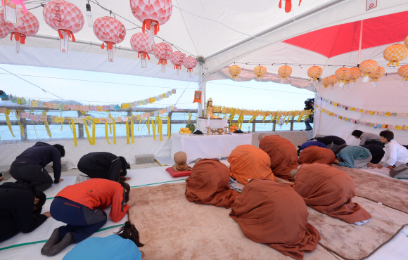 6일 오전 전남 진도군 임회면 팽목항에서 대한불교 조계종 주최로 부처님 오신날 봉축 법요식이 열리고 있다. 진도 박윤슬기자 seul@seoul.co.kr