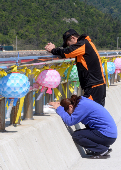 6일 전남 진도군 임회면 팽목항에서 실종자가족이 하염없이 바다를 바라보다 오열하고 있다. 진도 박윤슬기자 seul@seoul.co.kr