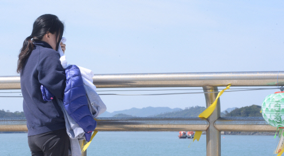 6일 전남 진도군 임회면 팽목항에서 실종자가족이 하염없이 바다를 바라보다 오열하고 있다. 진도 박윤슬기자 seul@seoul.co.kr