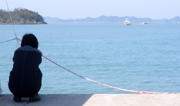 6일 전남 진도군 임회면 팽목항에서 실종자가족이 하염없이 바다를 바라보고 있다. 진도 박윤슬기자 seul@seoul.co.kr