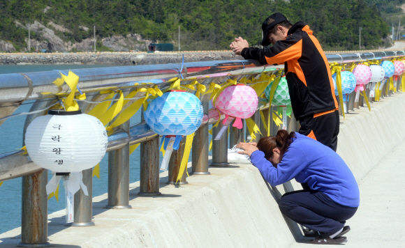 6일 전남 진도군 임회면 팽목항에서 실종자가족이 하염없이 바다를 바라보다 오열하고 있다. 진도 박윤슬기자 seul@seoul.co.kr