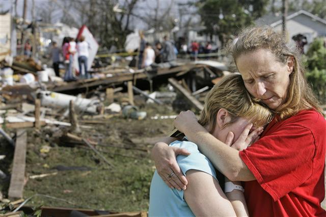 2005년 8월 미국 루이지애나주 뉴올리언스를 강타한 허리케인 카트리나로 집을 잃은 주민들이 서로 위로하고 있다. 미국은 이 사건을 계기로 재난대응 시스템을 재정비했다. AP=연합뉴스