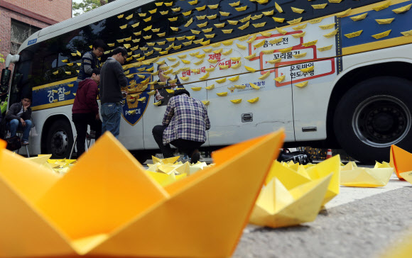 9일 오전 서울 종로구 청운동 주민센터 앞에서 세월호 침몰 사고 유가족들이 대통령 면담을 요구하고 있는 가운데 청와대 진입을 막는 경찰차에 노란 종이배가 붙어 있다.  연합뉴스