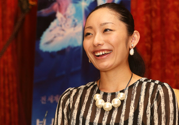 ‘2014 볼쇼이 아이스 쇼’에 출연하는 일본 피겨스타 안도 미키가 9일 오후 서울 영등포구 여의도동 렉싱턴호텔에서 열린 기자간담회에서 취재진의 질문에 답하고 있다.  연합뉴스