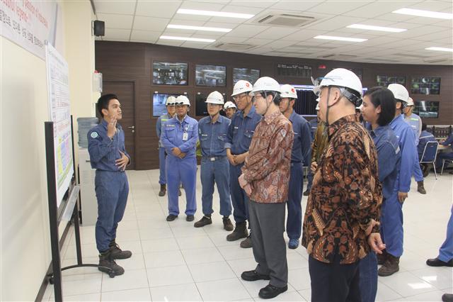 권오준(오른쪽 두 번째) 포스코 회장이 9일 인도네시아 크라카타우포스코에서 현지 직원으로부터 조업 현황에 대한 설명을 듣고 있다.  포스코 제공