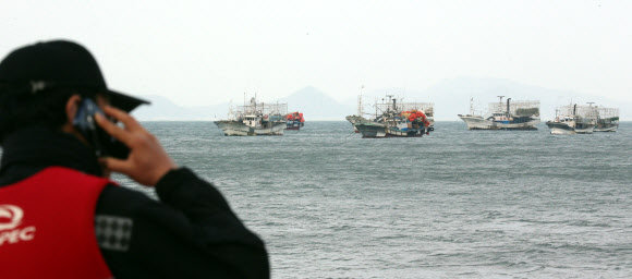 세월호 침몰 사고 발생 26일째인 11일 오전 전남 진도군 팽목항과 서망항 사이 앞바다에 어선들이 피항해 있다. 연합뉴스