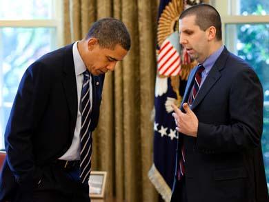 버락 오바마(왼쪽) 미국 대통령이 2009년 5월 백악관에서 당시 국가안보회의 비서실장이던 마크 리퍼트 주한 미대사 지명자의 말을 경청하고 있다. 백악관 제공