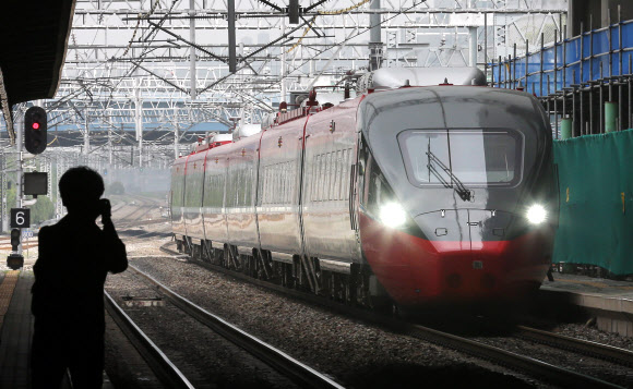 수원역 진입하는 ITX-새마을