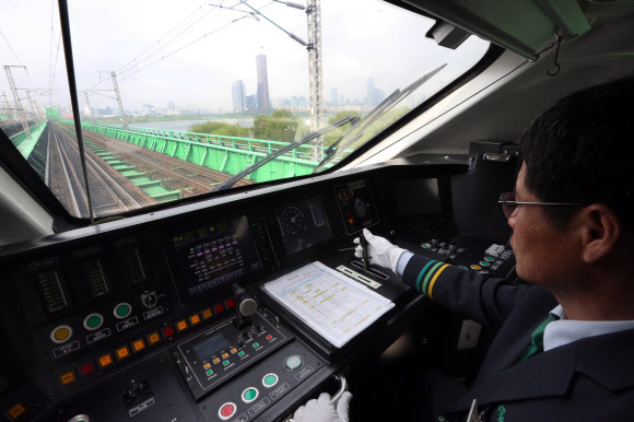 한강철교 지나는 ITX-새마을