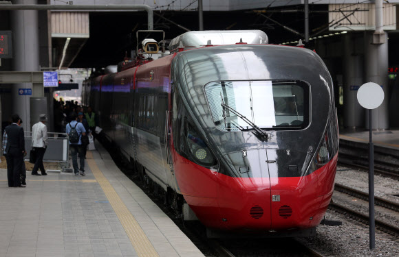 서울역 진입하는 ITX-새마을